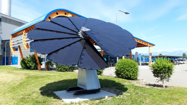 Iren lancia a Torino il fotovoltaico-girasole “smartflower”