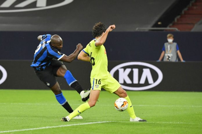 EL INTER MAILAND - FC GETAFE Romelu Lukaku (Inter Mailand), li., erzielt das Tor zum 1:0, rechts Xabier Etxeita (FC Geta