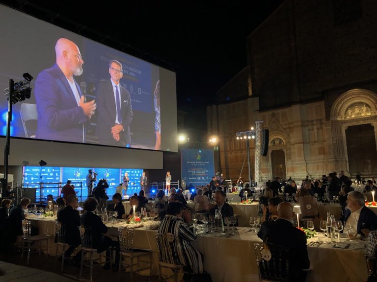 Coronavirus, a Bologna la pioggia non ferma cena di solidarietà