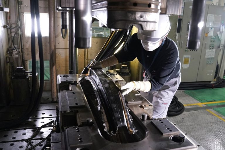 Innovazione Nissan nella produzionei parti fibra carbonio