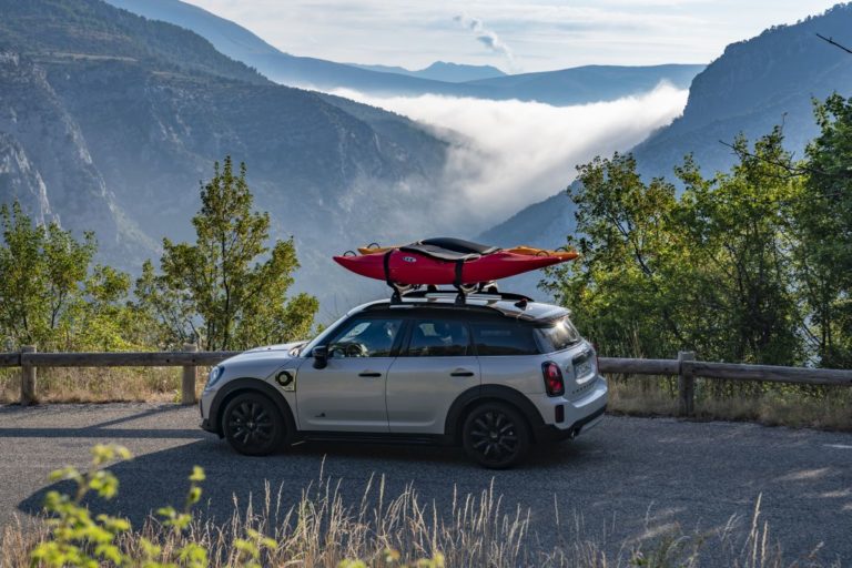 Con Mini Cooper SE Countryman All4 verso la gola del Verdon