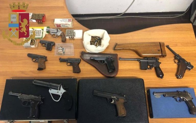 Nascondeva 11 pistole in casa a Milano, arrestato