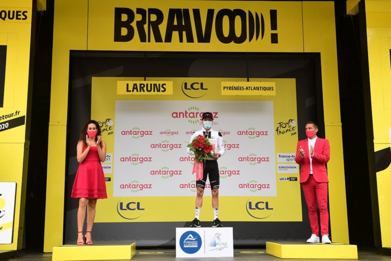 Hirschi vince la 12^ tappa del Tour, Roglic sempre in giallo