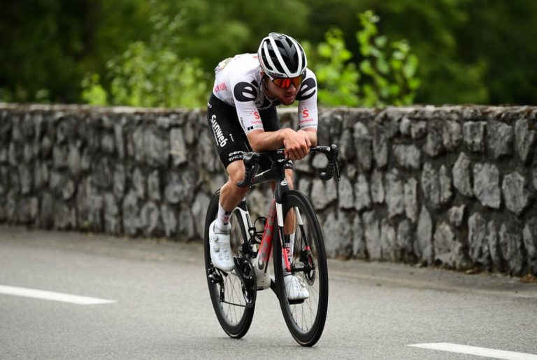 Hirschi vince la 12^ tappa del Tour, Roglic sempre in giallo