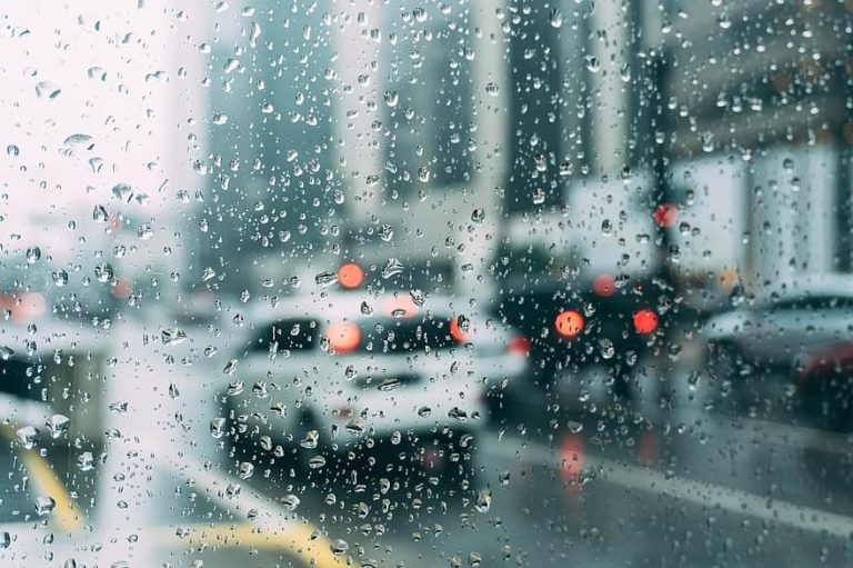 Nubifragio su Cagliari, allagamenti e alberi caduti