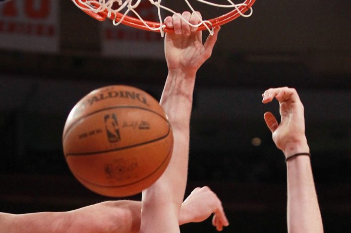 New York Knicks Danilo Gallinari and Memphis Grizzlies Mac Gasol (33) at Madison Square Garden