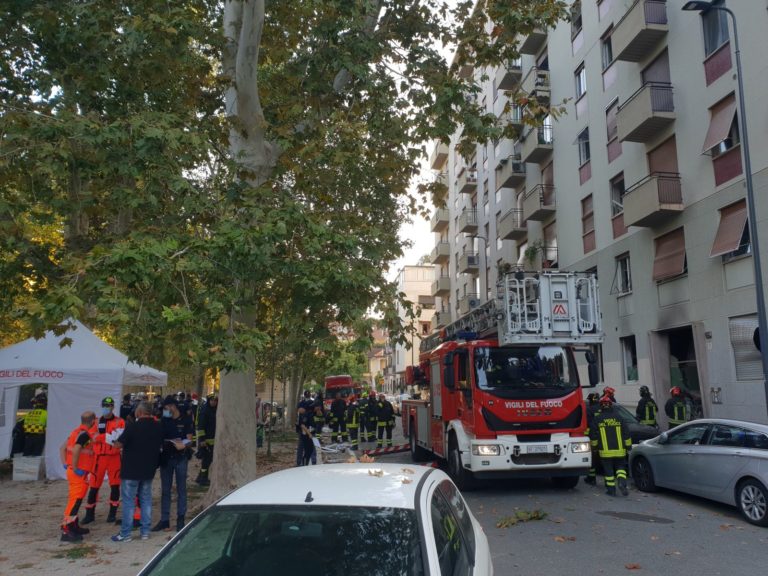 Esplosione in un condominio a Milano, feriti