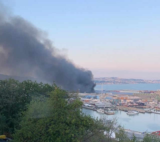 Vasto incendio al porto di Ancona, scuole restano chiuse
