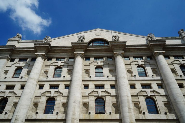 Piazza Affari apre in rialzo, Ftse Mib +0,56%