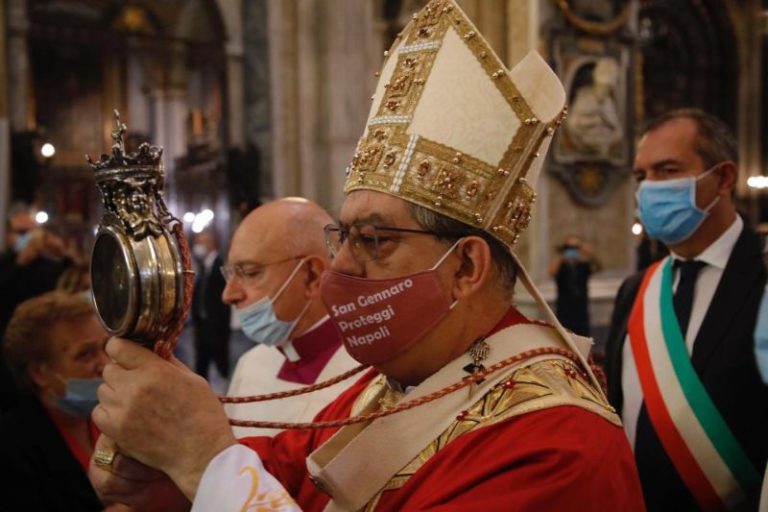 A Napoli si ripete il miracolo di San Gennaro, il sangue si è sciolto