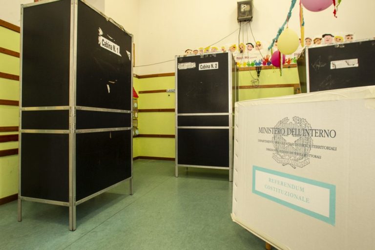 Referendum, alle 12 affluenza 12,25%