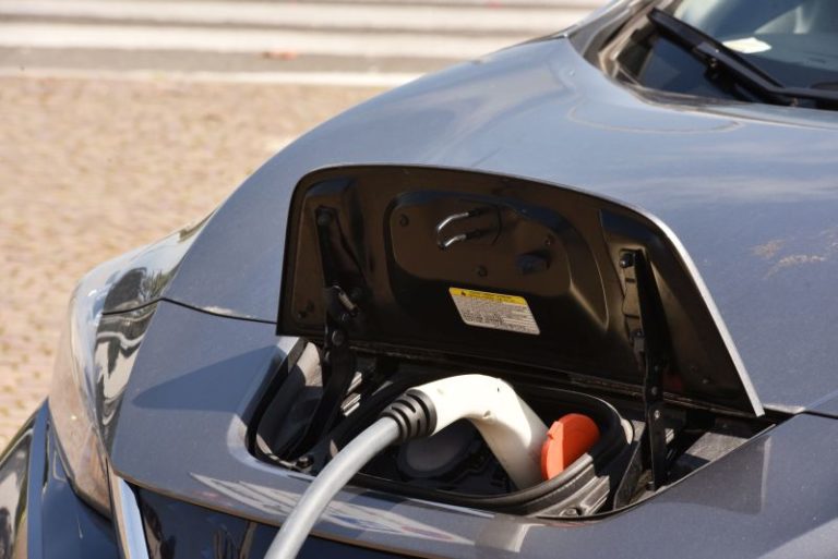 In Italia una donna su tre sceglie l’auto elettrica