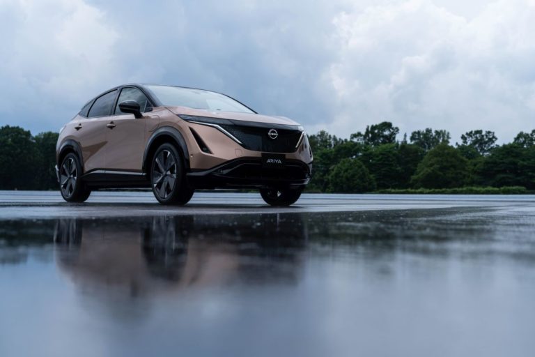 Per Nissan nuovo logo e anteprima crossover coupè elettrico Ariya