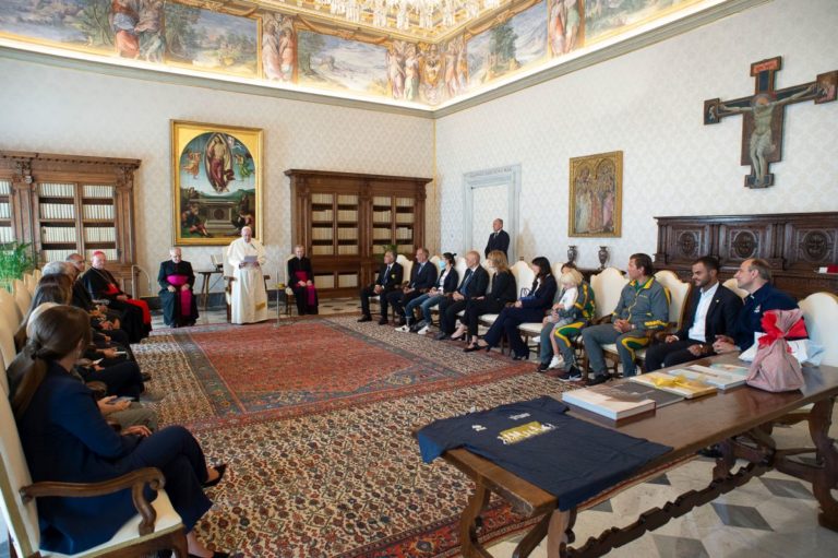 I partecipanti di “We Run Together” in udienza dal Papa