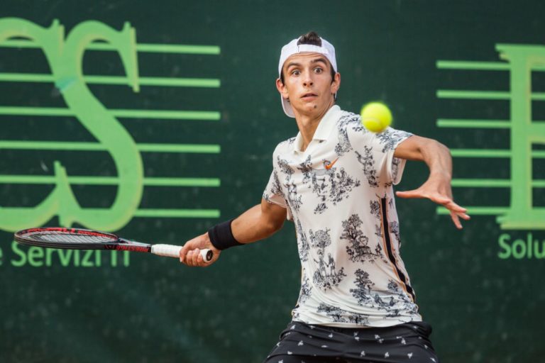 Musetti continua a sognare al Foro Italico, Fognini ko