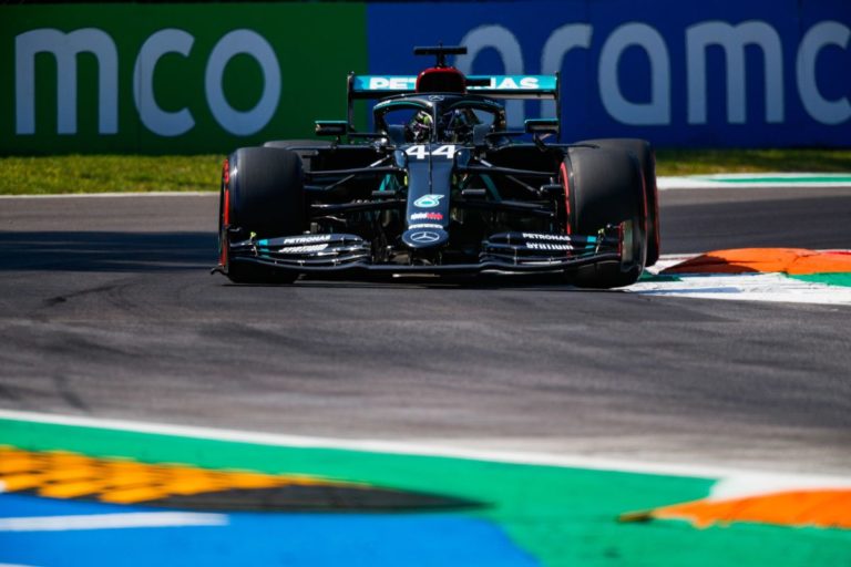 Hamilton comanda il venerdì di libere a Monza