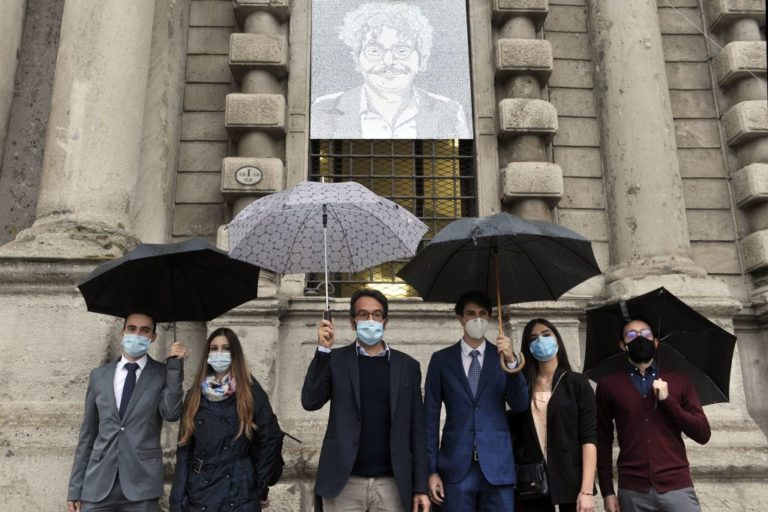 Il ritratto di Patrick Zaki sulla facciata di Palazzo Marino a Milano