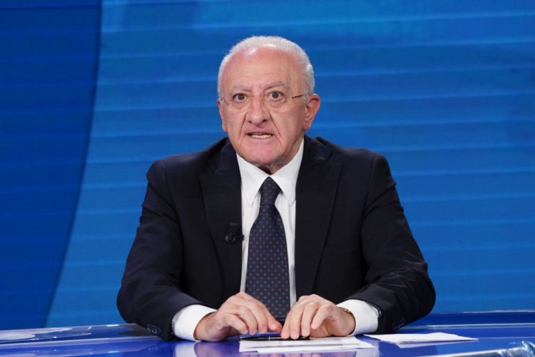 Covid, De Luca “Scandalosa assenza controlli delle forze dell’ordine”