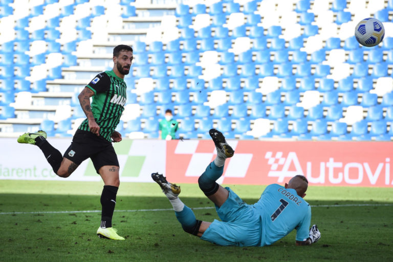 Sassuolo-Crotone 4-1, neroverdi in vetta alla serie A
