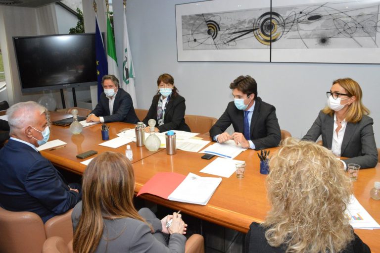 Acquaroli “Obbligo di mascherina e tamponi rapidi nelle scuole”