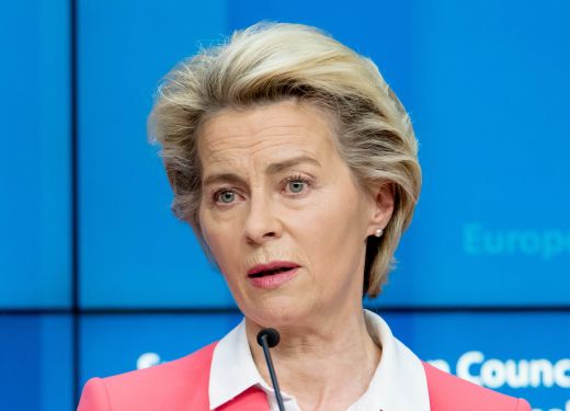 Coronavirus, Von der Leyen in auto isolamento