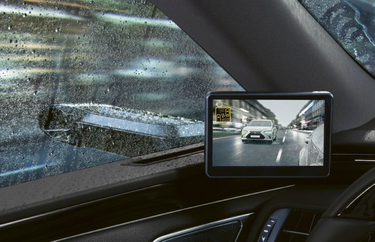 Lexus ES Hybrid ora con gli specchietti retrovisori digitali