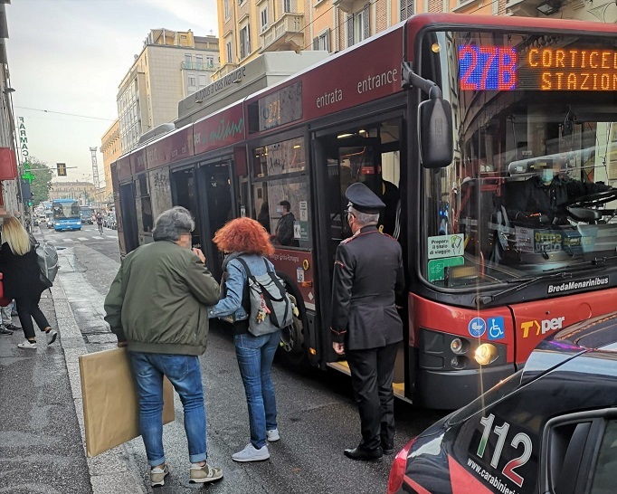 Bolognesi in mascherina sui mezzi pubblici, solo 2 ragazzi sorpresi senza