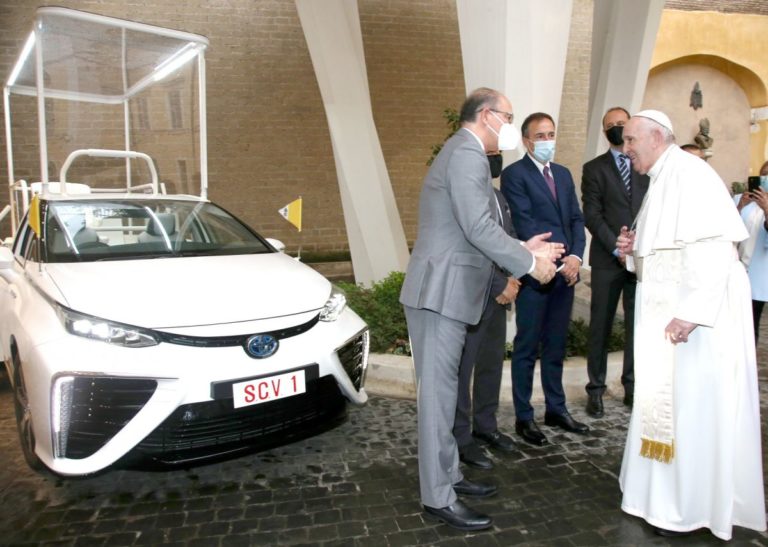 Toyota. Una “Papamobile” ad idrogeno per il Santo Padre