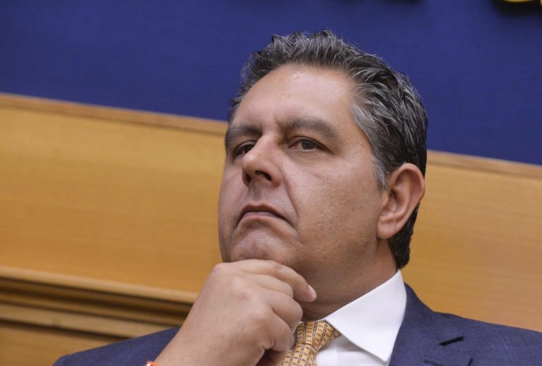 Minacce a Toti “Conosce le bombe? Tenga aperti bar e ristoranti”