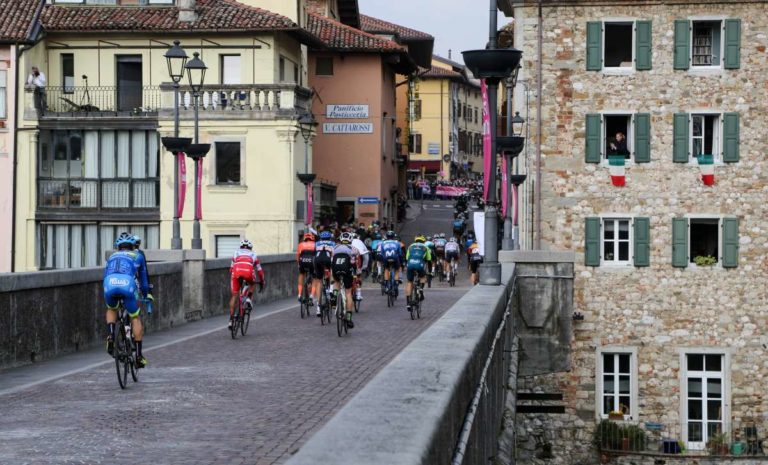 Protesta dei corridori, accorciata la 19^ tappa del Giro