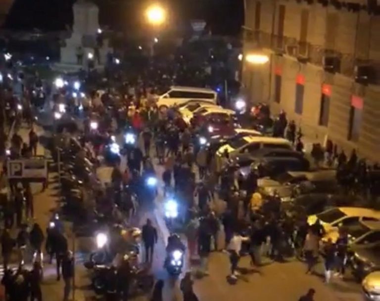 Coronavirus, protesta con scontri contro il coprifuoco a Napoli