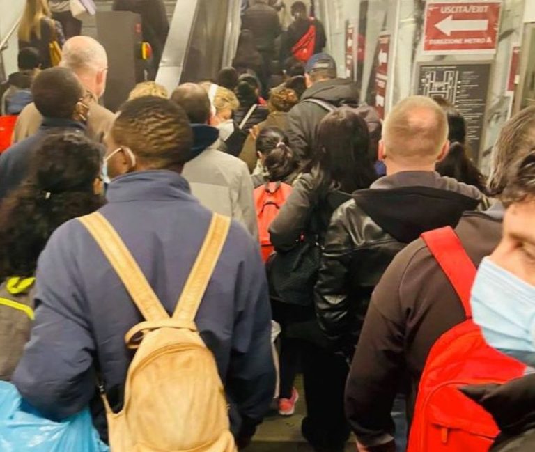 Salvini “Folla in metro a Roma e governo chiude luoghi sicuri”
