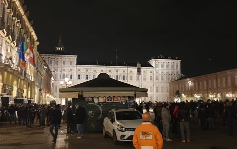 A Torino tensione a cortei di protesta anti Covid, scontri e fermi