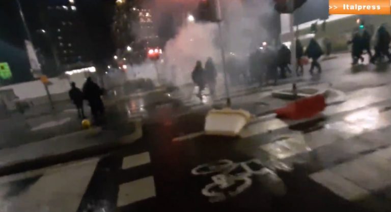 A Milano proteste anti Covid, scontri in piazza