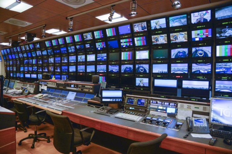 Televisione, italiani sempre più connessi e multitasking