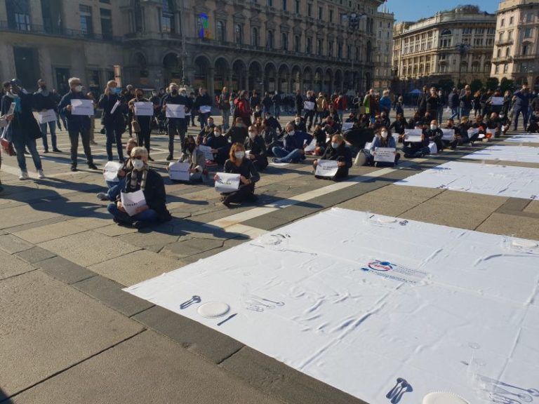 Milano, in piazza Duomo ristoratori ‘a terrà “Chiusure ci uccidono”