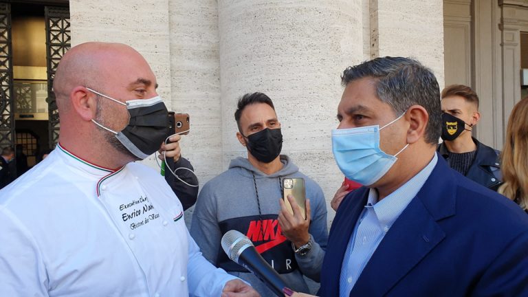 Genova, Toti incontra manifestanti “Soldi ai Comuni per sgravi fiscali”