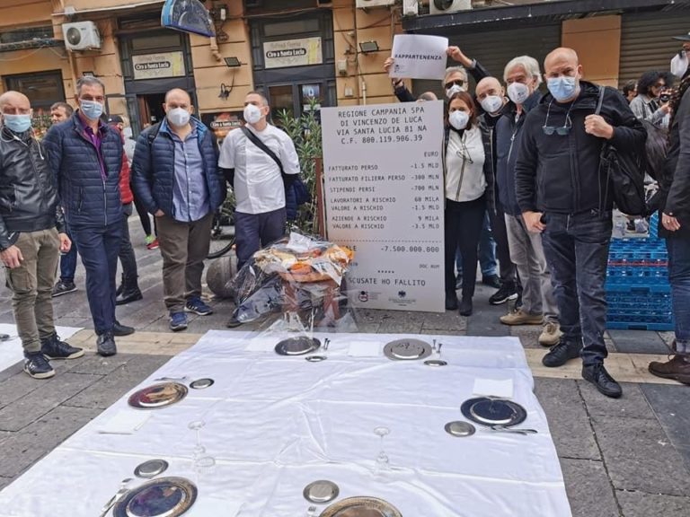 A Napoli i ristoratori ‘apparecchianò davanti alla sede della Regione