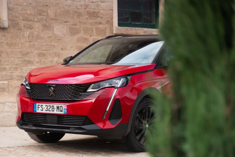Nuova Peugeot 3008 GT ancora più distintiva con il Black Pack