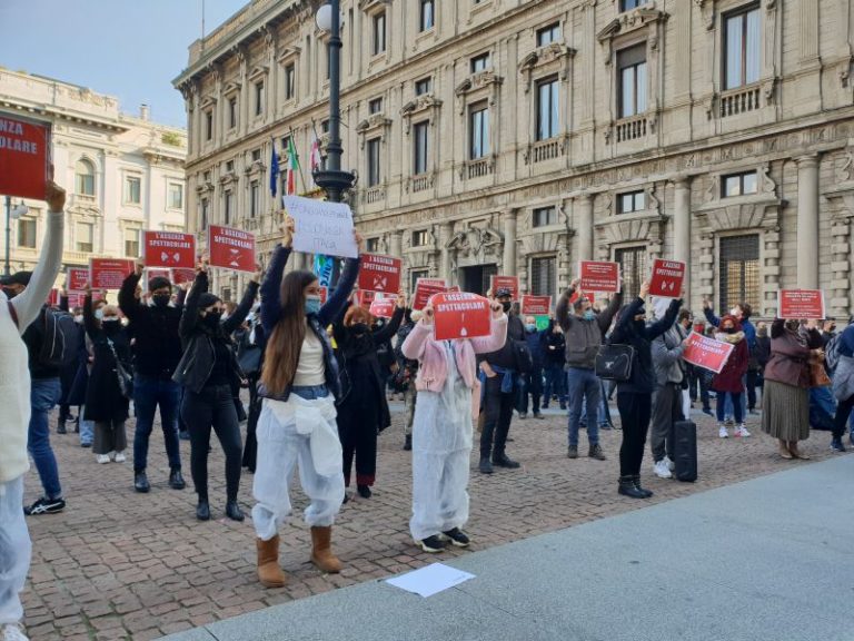 Mondo dello spettacolo in piazza a Milano, Sala “Mi batterò per voi”