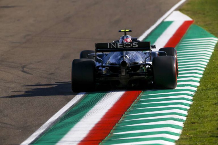 Bottas si prende la pole a Imola, Leclerc in quarta fila