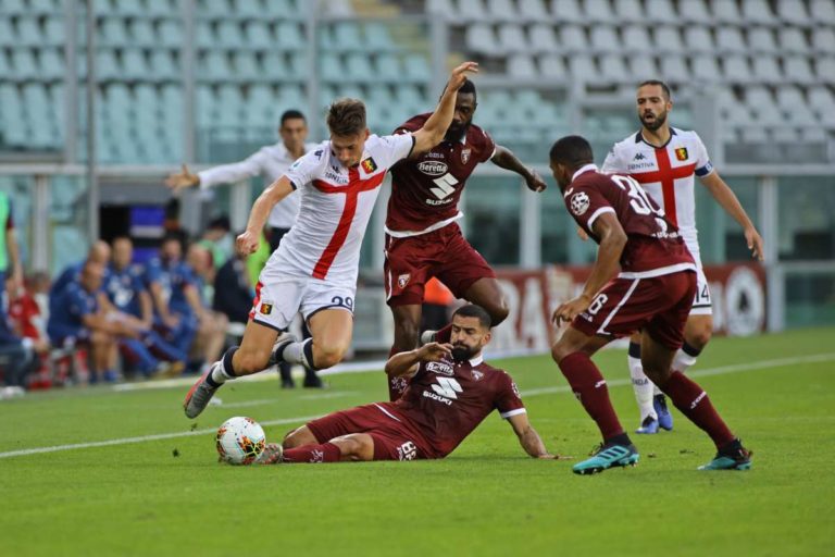 Rinviata Genoa-Torino dopo i 16 casi di Covid fra i rossoblù