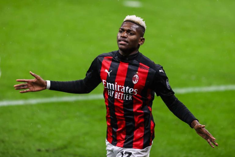 Leao trascina il Milan con una doppietta, 3-0 contro lo Spezia
