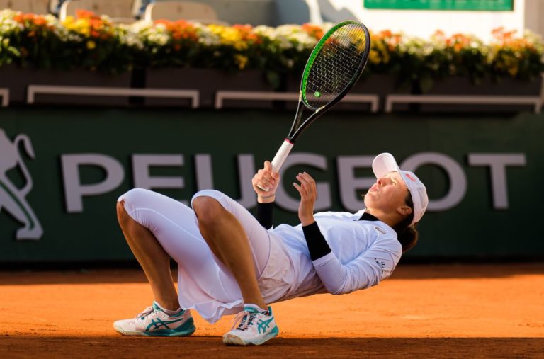 Swiatek regina a Parigi, Kenin si arrende in due set