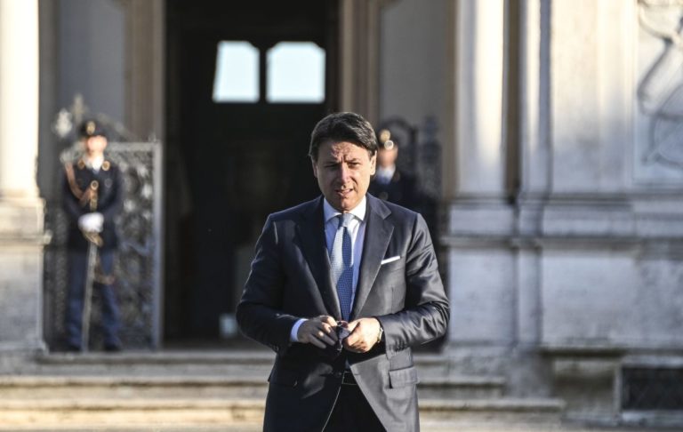 Conte firma il nuovo Dpcm, Regioni chiedono confronto sui contagi