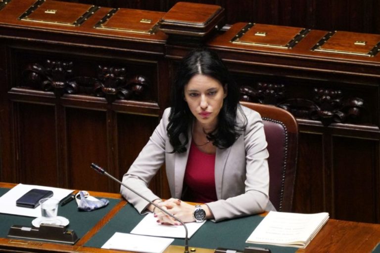 Didattica digitale, alla Calabria 3,5 mln per tablet, pc e connessioni