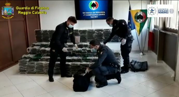 Quasi mille chili di cocaina sequestrati nel porto di Gioia Tauro