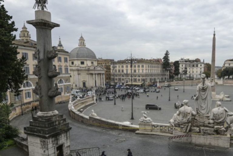 Proietti, l’ultimo saluto a Roma tra applausi e commozione