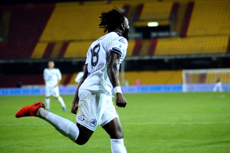 Spezia vince a Benevento 3-0, doppietta di Nzola
