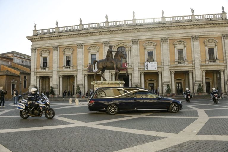 L’ultimo saluto a Stefano D’Orazio, i fan intonano “Pensiero”